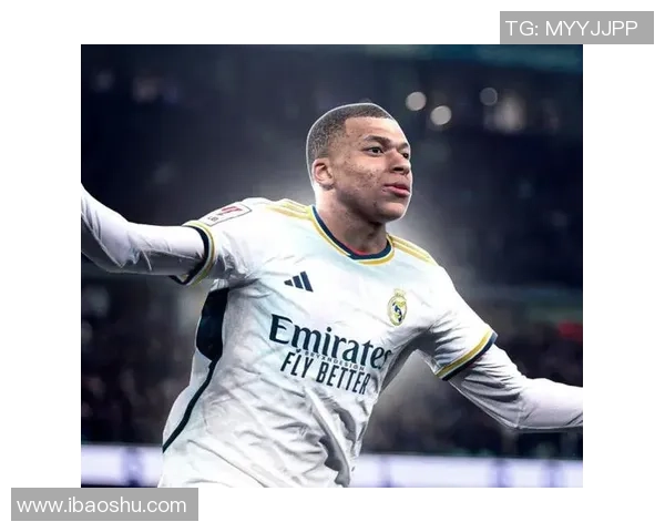 黑人足球明星展现强健肌肉魅力引发全球关注与热议